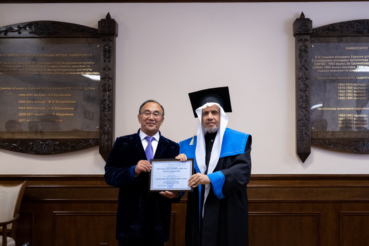 Sheikh Dr. Mohammed Al-Issa was subsequently awarded an honorary doctorate and an honorary professorship