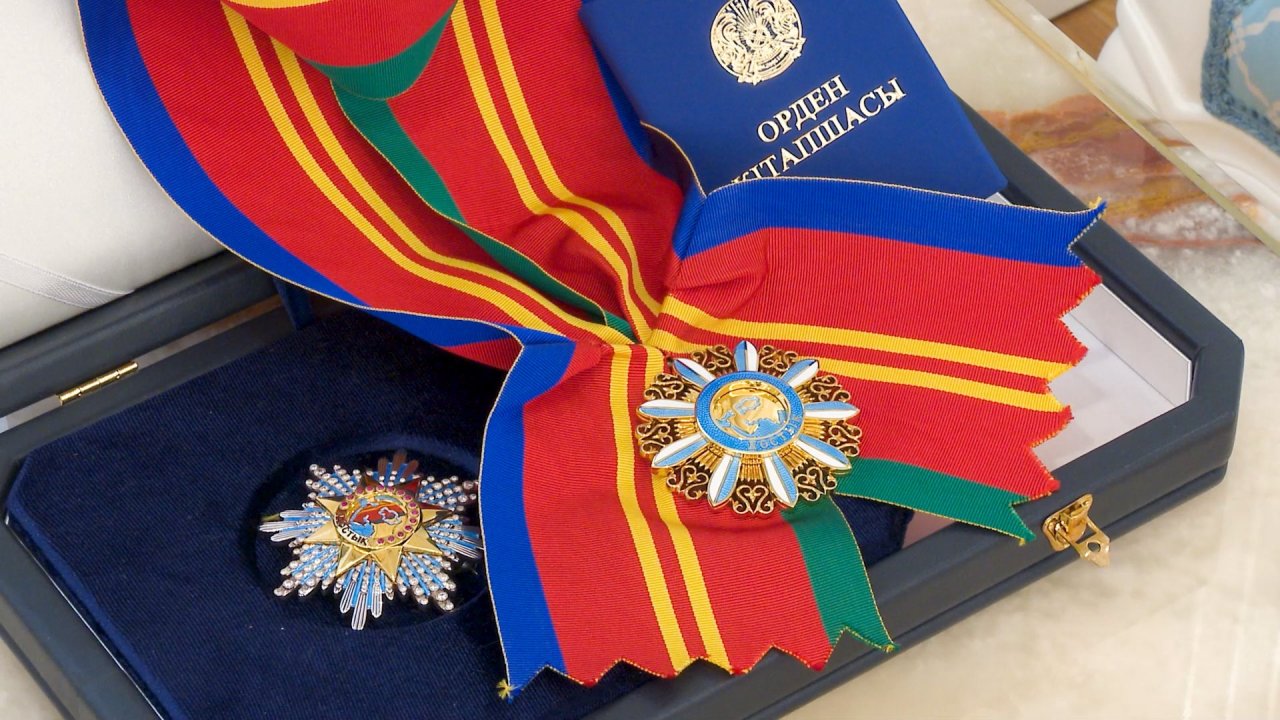 Par la suite, le Président a décoré le Secrétaire général de la plus haute distinction nationale, l’Ordre « Dostyk »