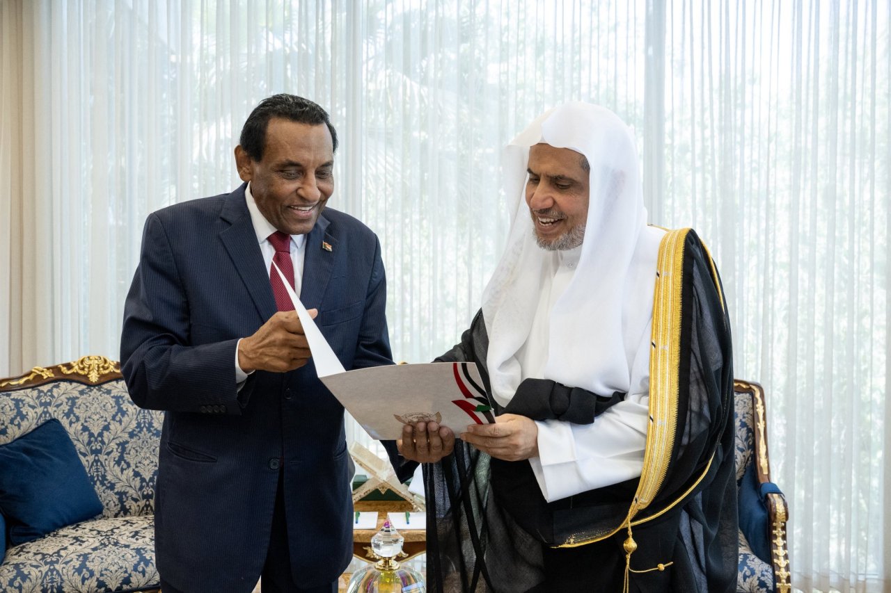 Le Cheikh Mohammed Al-Issa, a reçu, au siège de la Ligue à Riyad, le Premier ministre de la République du Soudan, M. Kamel Idriss.