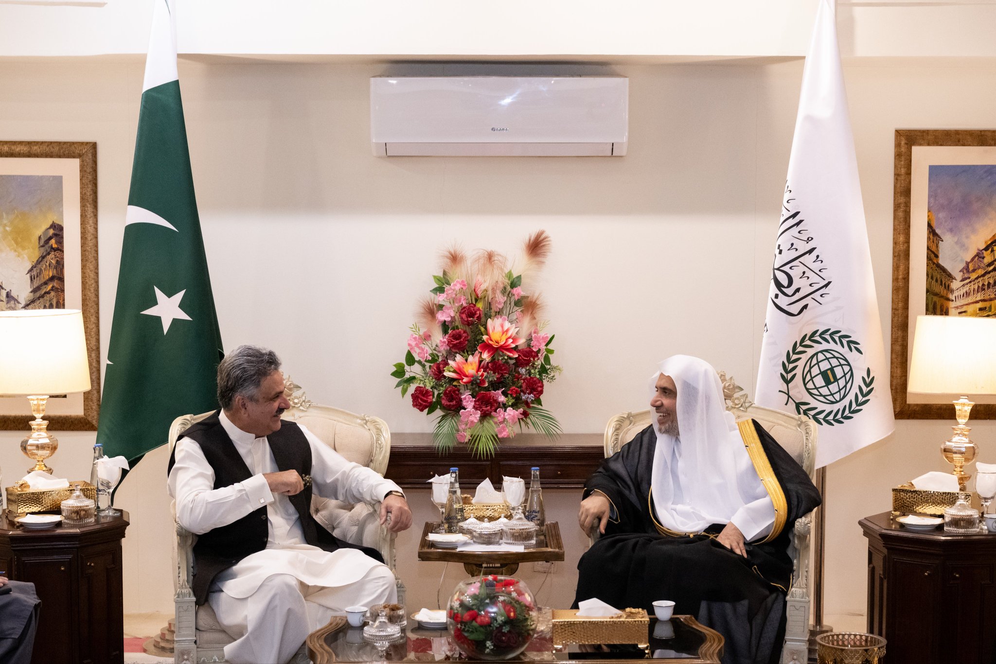 ‏استقبلَ معالي الأمين العام، رئيس هيئة علماء المسلمين، فضيلة الشيخ د.⁧‫محمد العيسى‬⁩ ‬⁩، معاليَ رئيس المحكمة العليا بباكستان، السيد يحيى أفريدي